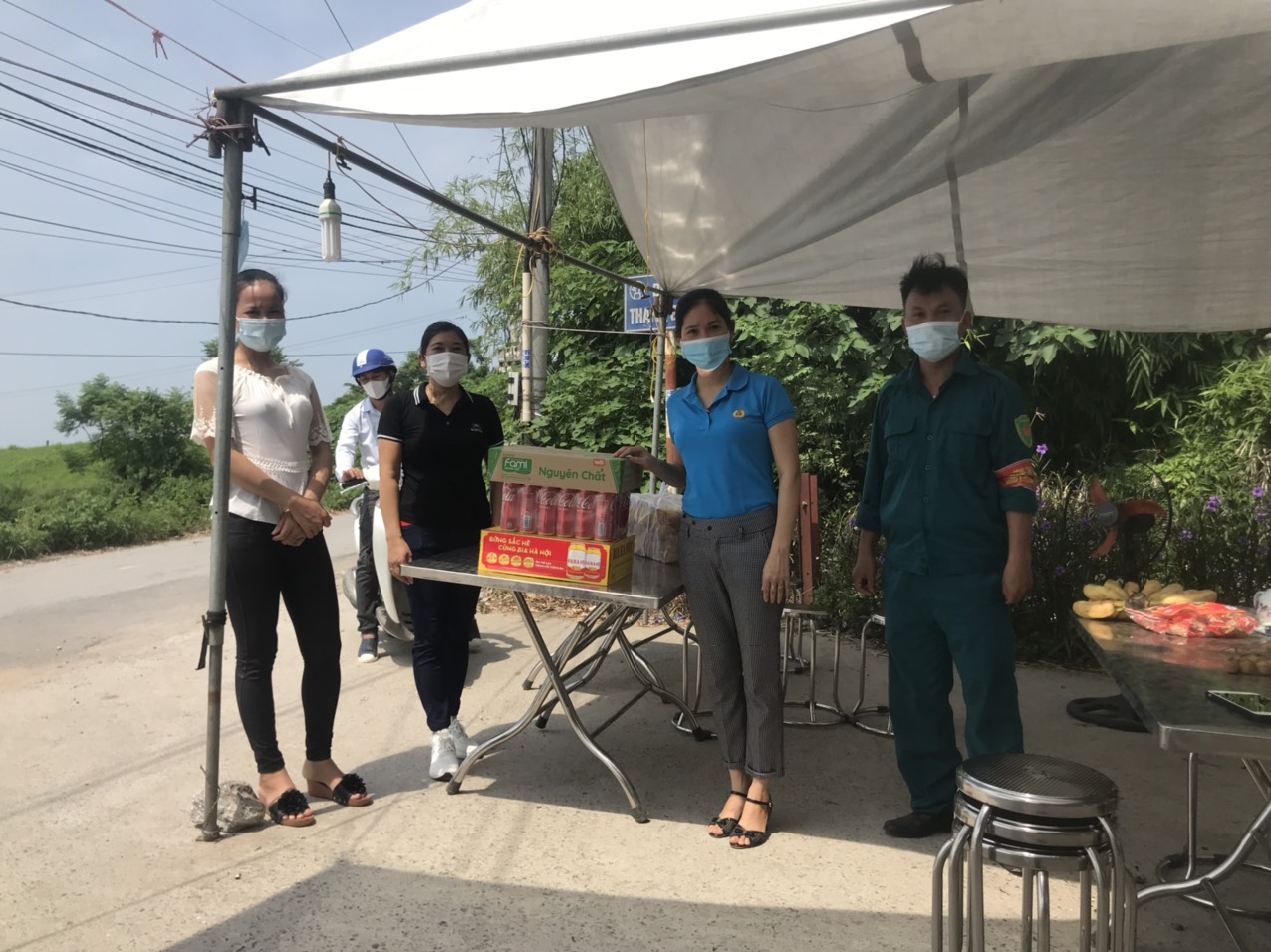 H. a: Trường mn Thanh Cao tặng quà các chốt chống dịch