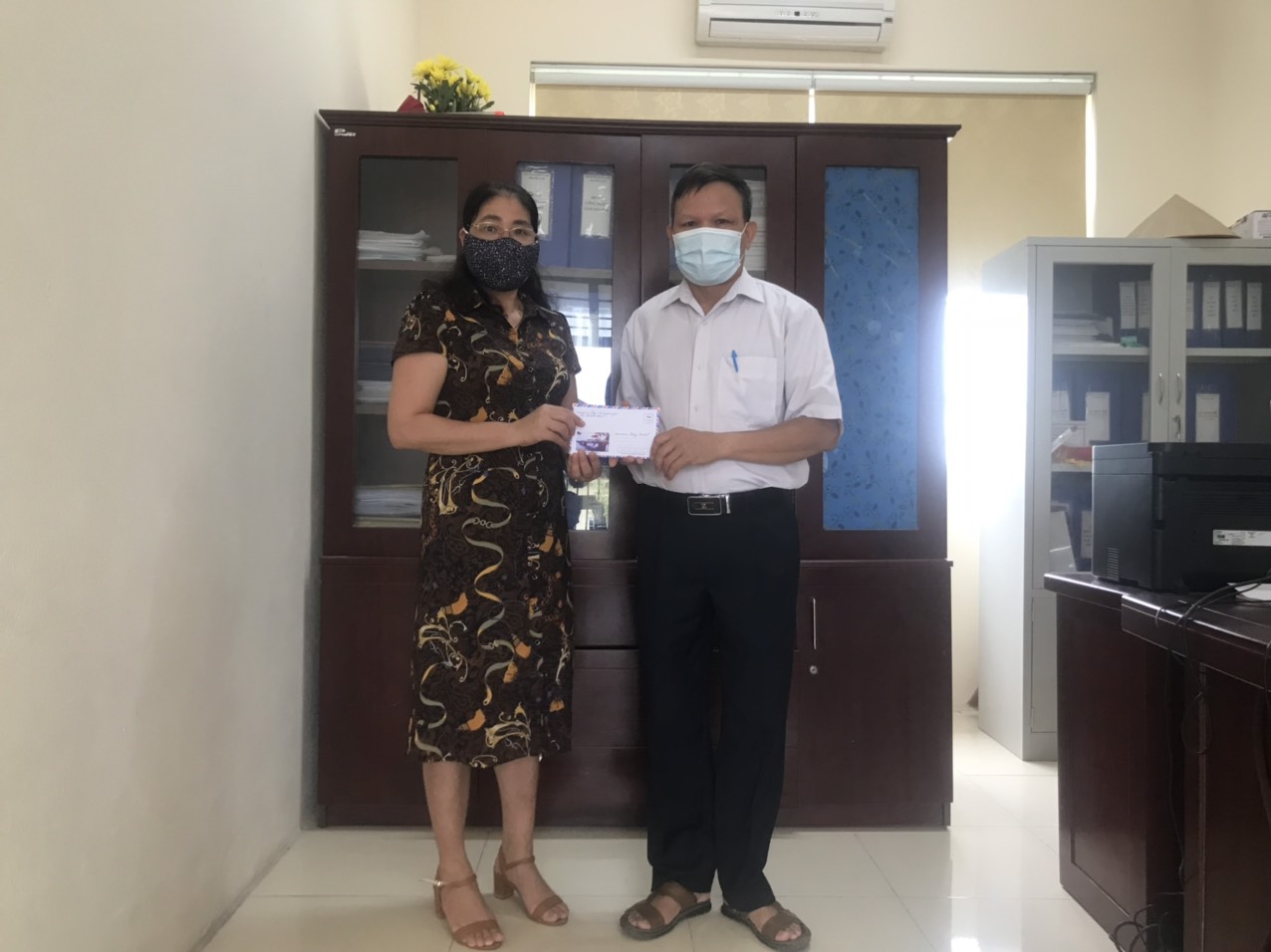 Đ/ c Hieuj trượng nhận quà từ bác Chủ tịch MTTQ xã