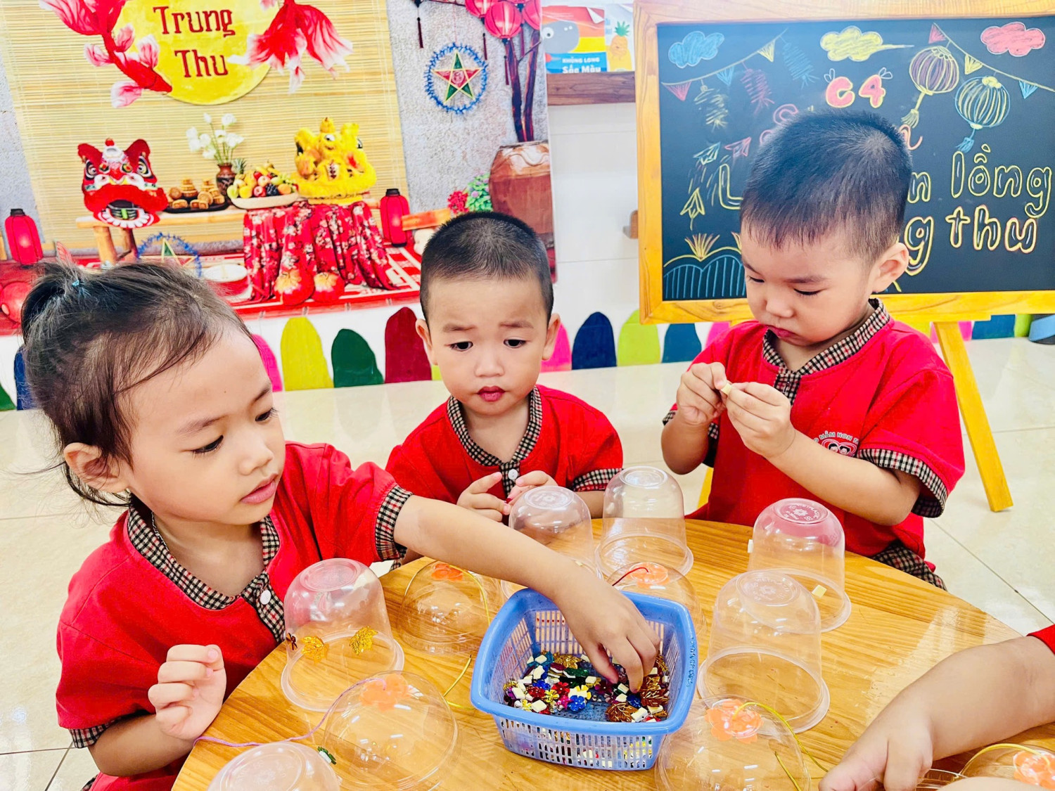 LÀM ĐÈN LỒNG TRUNG THU – GIỮ GÌN NÉT ĐẸP DÂN TỘC 🎐 HOẠT ĐỘNG THỨ NHẤT TRONG CHUỖI SỰ KIỆN "LỄ HỘI TRĂNG RẰM" TẠI TRƯỜNG MẦM NON THANH CAO