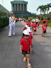 ảnh trẻ tham quan trải nhiệm lăng Bác