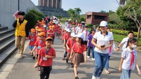 ảnh trẻ tham quan trải nghiệm lăng Bác